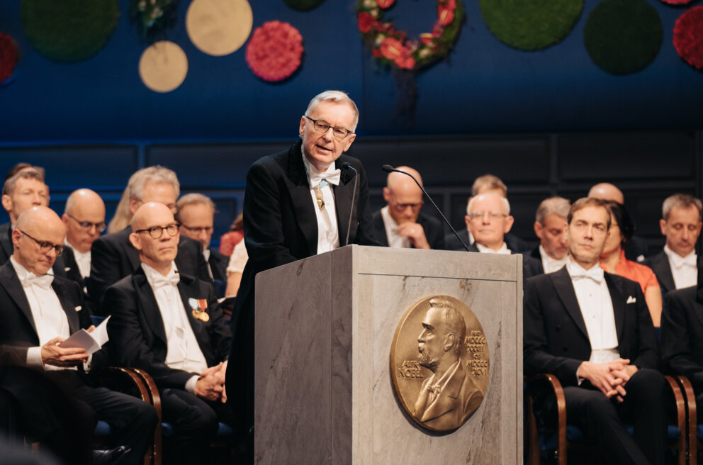 Professor Anders Olsson delivering his presentation speech
